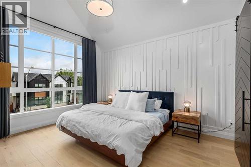 2032 41 Avenue Sw, Calgary, AB - Indoor Photo Showing Bedroom
