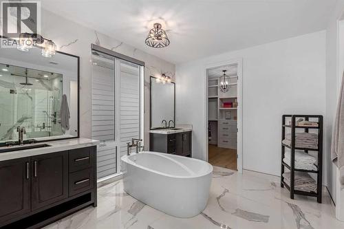 2032 41 Avenue Sw, Calgary, AB - Indoor Photo Showing Bathroom