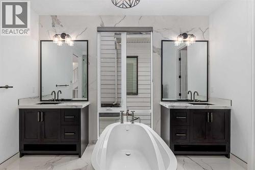 2032 41 Avenue Sw, Calgary, AB - Indoor Photo Showing Bathroom