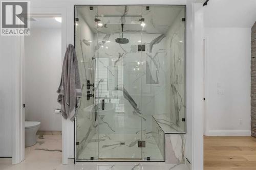 2032 41 Avenue Sw, Calgary, AB - Indoor Photo Showing Bathroom