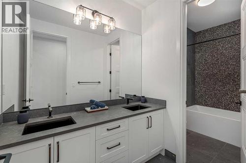 2032 41 Avenue Sw, Calgary, AB - Indoor Photo Showing Bathroom
