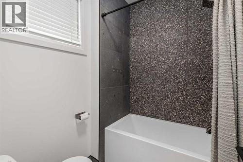 2032 41 Avenue Sw, Calgary, AB - Indoor Photo Showing Bathroom