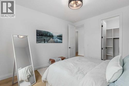 2032 41 Avenue Sw, Calgary, AB - Indoor Photo Showing Bedroom