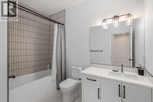 2032 41 Avenue Sw, Calgary, AB - Indoor Photo Showing Bathroom
