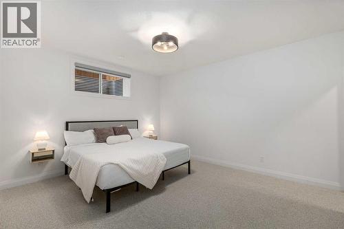 2032 41 Avenue Sw, Calgary, AB - Indoor Photo Showing Bedroom