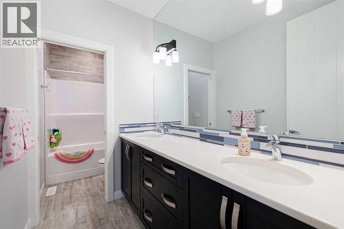 155 Crestridge Hill Sw, Calgary, AB - Indoor Photo Showing Bathroom