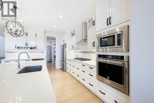 155 Crestridge Hill Sw, Calgary, AB - Indoor Photo Showing Kitchen With Upgraded Kitchen