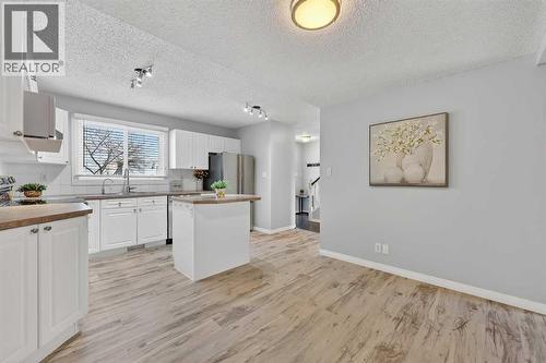 115, 4810 40 Avenue Sw, Calgary, AB - Indoor Photo Showing Kitchen