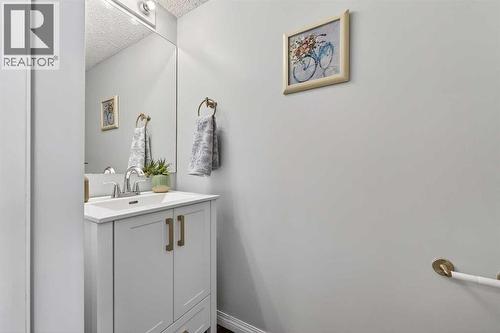 115, 4810 40 Avenue Sw, Calgary, AB - Indoor Photo Showing Bathroom