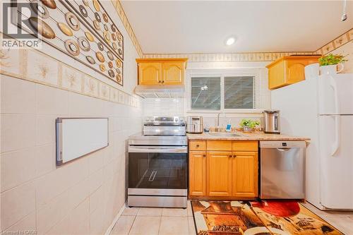 23 Coral Drive, Hamilton, ON - Indoor Photo Showing Kitchen