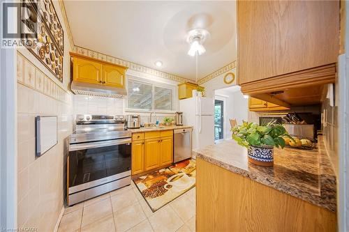 23 Coral Drive, Hamilton, ON - Indoor Photo Showing Kitchen