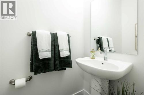 21 Sora Gardens Se, Calgary, AB - Indoor Photo Showing Bathroom