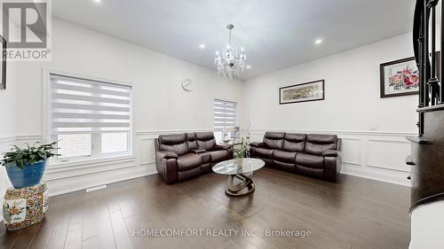 3 Mary Willson Court, East Gwillimbury, ON - Indoor Photo Showing Living Room