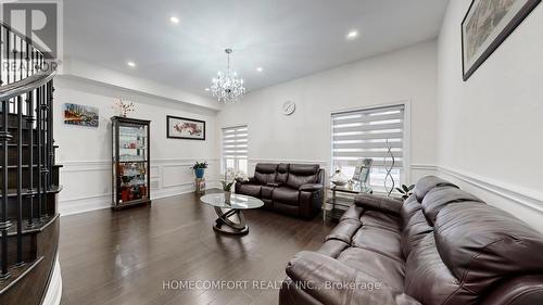 3 Mary Willson Court, East Gwillimbury, ON - Indoor Photo Showing Living Room