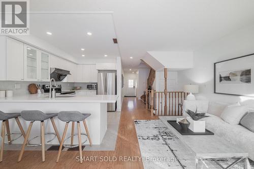 29 Breezeway Crescent, Richmond Hill, ON - Indoor Photo Showing Kitchen With Upgraded Kitchen