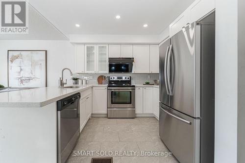 29 Breezeway Crescent, Richmond Hill, ON - Indoor Photo Showing Kitchen