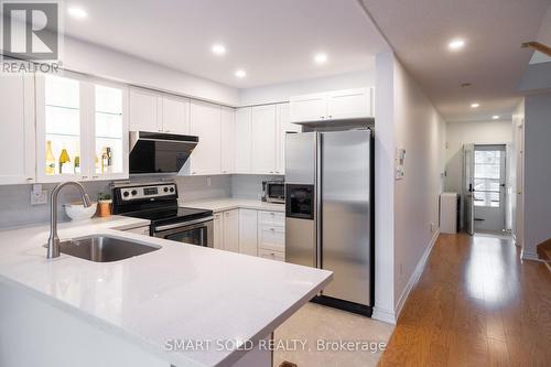 29 Breezeway Crescent, Richmond Hill, ON - Indoor Photo Showing Kitchen With Upgraded Kitchen