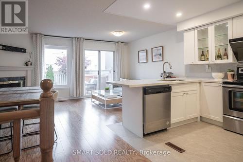 29 Breezeway Crescent, Richmond Hill, ON - Indoor Photo Showing Kitchen