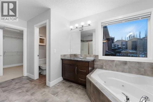 70 Royal Ridge Manor Nw, Calgary, AB - Indoor Photo Showing Bathroom