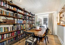 Dinning room with view towards the forest - 
