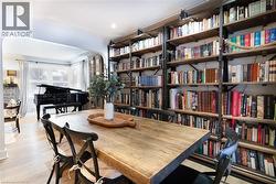 Dinning room with view towards the forest - 