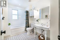 Spacious modern look bathroom - 