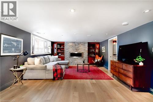 Spacious gas fireplace family room - 3 Fallsview Road, Hamilton, ON - Indoor