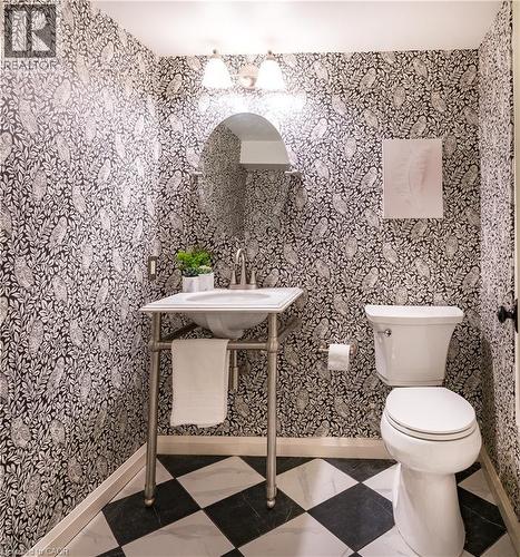 2 piece bathroom - 3 Fallsview Road, Hamilton, ON - Indoor Photo Showing Bathroom