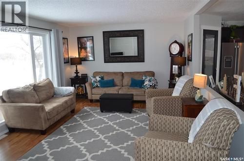 394 Standard Street, Pennant, SK - Indoor Photo Showing Living Room