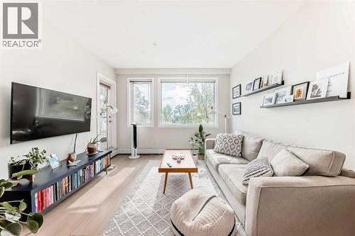 120, 707 4 Street Ne, Calgary, AB - Indoor Photo Showing Living Room