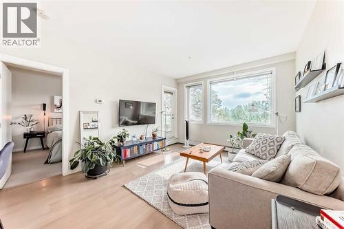 120, 707 4 Street Ne, Calgary, AB - Indoor Photo Showing Living Room