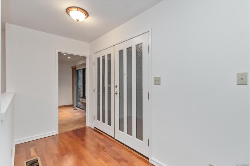 1-981 Fir Tree Glen, Saanich, BC 