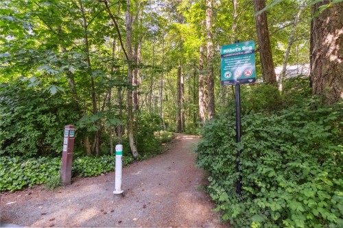 1-981 Fir Tree Glen, Saanich, BC 