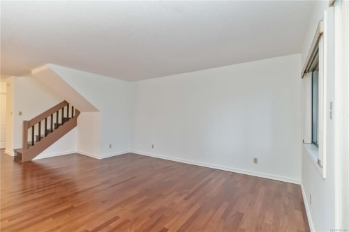 1-981 Fir Tree Glen, Saanich, BC 