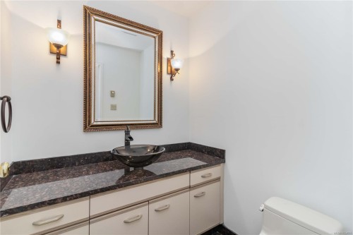 1-981 Fir Tree Glen, Saanich, BC 