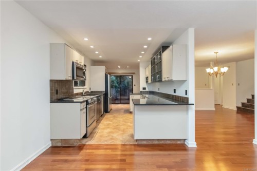 1-981 Fir Tree Glen, Saanich, BC 