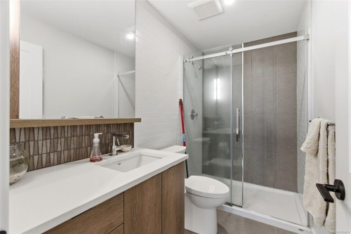 304-950 Whirlaway Cres, Langford, BC - Indoor Photo Showing Bathroom