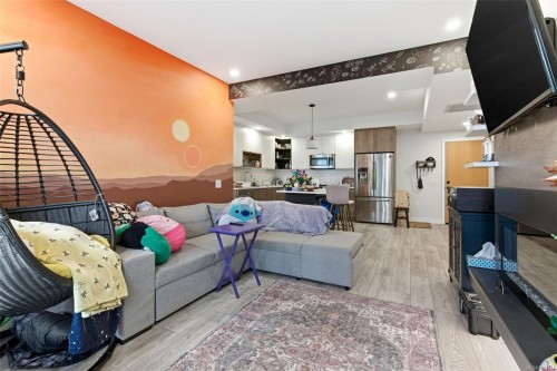 304-950 Whirlaway Cres, Langford, BC - Indoor Photo Showing Living Room