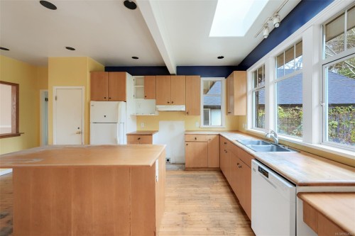 2930 Sea View Rd, Saanich, BC 