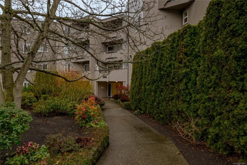 206-3800 Quadra St, Saanich, BC - Outdoor