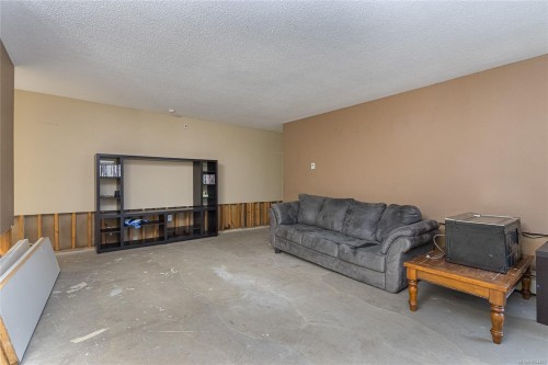 206-3800 Quadra St, Saanich, BC - Indoor