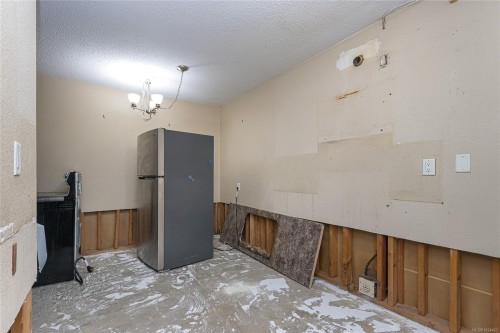 206-3800 Quadra St, Saanich, BC - Indoor