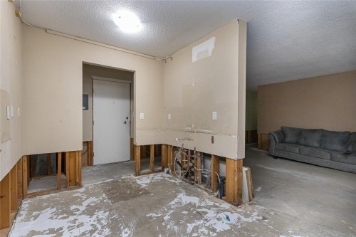 206-3800 Quadra St, Saanich, BC - Indoor