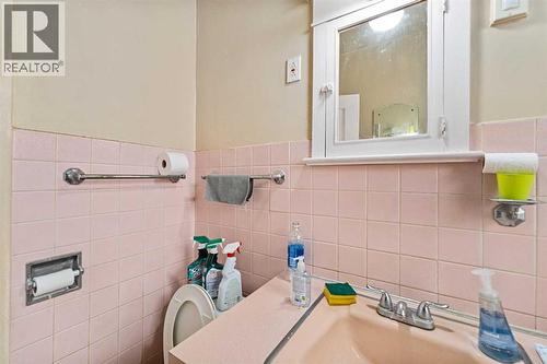 216 15 Avenue Nw, Calgary, AB - Indoor Photo Showing Bathroom