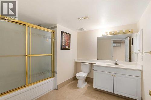 218 15 Avenue Nw, Calgary, AB - Indoor Photo Showing Bathroom