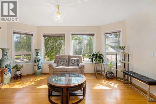 218 15 Avenue Nw, Calgary, AB - Indoor Photo Showing Living Room