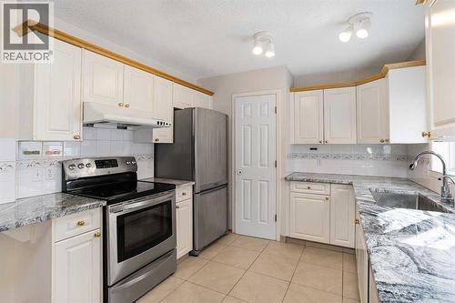 218 15 Avenue Nw, Calgary, AB - Indoor Photo Showing Kitchen