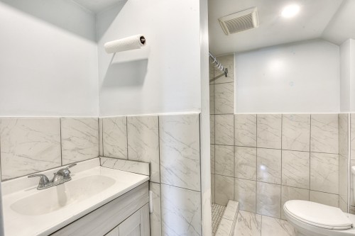 Bathroom - 3660 Rue Isabelle, Laval (Fabreville), QC - Indoor Photo Showing Bathroom