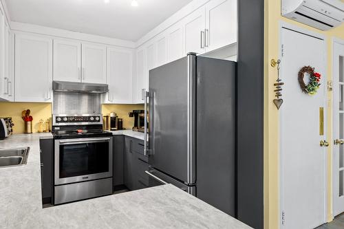 Cuisine - 435 Rue Frontenac, Saint-Jean-Sur-Richelieu, QC - Indoor Photo Showing Kitchen With Double Sink
