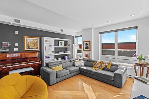 Salon - 616-131 Ch. Bates, Mont-Royal, QC - Indoor Photo Showing Living Room